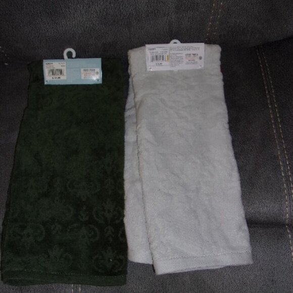 Bundle of 2 Holiday Christmas Hand Towels New - Picture 2 of 2